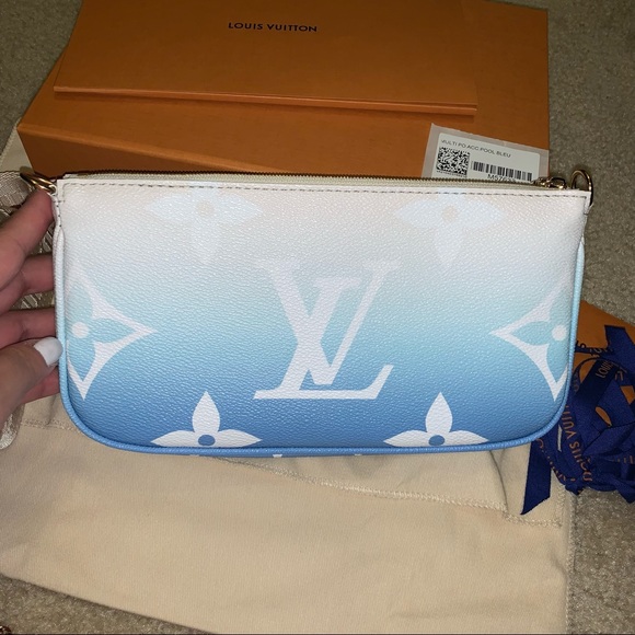 LV multiple Pochette by the pool - Picture 7 of 15